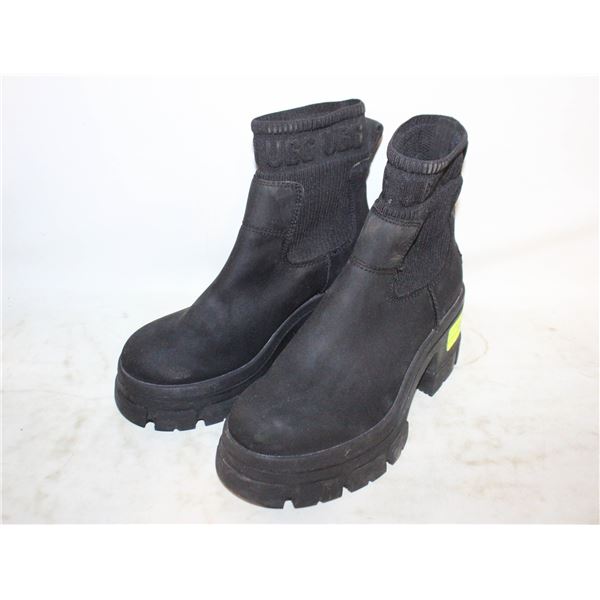 LADES UGGS "MOXIE CHELSEA" SIZE 8