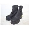 Image 1 : LADES UGGS "MOXIE CHELSEA" SIZE 8