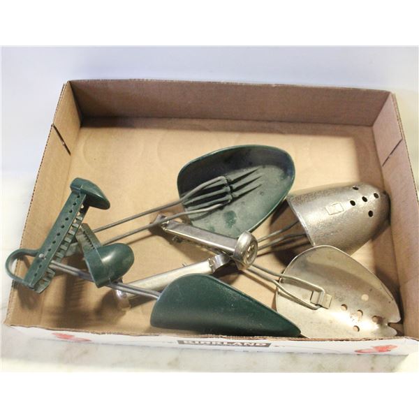 LOT OF VINTAGE SHOE TREES
