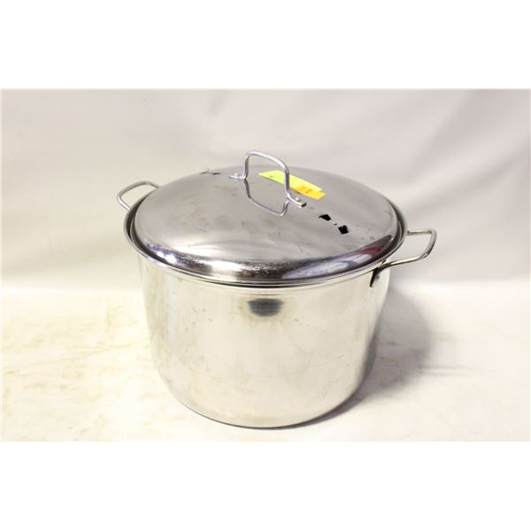 LARGE METAL POT, WITH VENTED METAL LID
