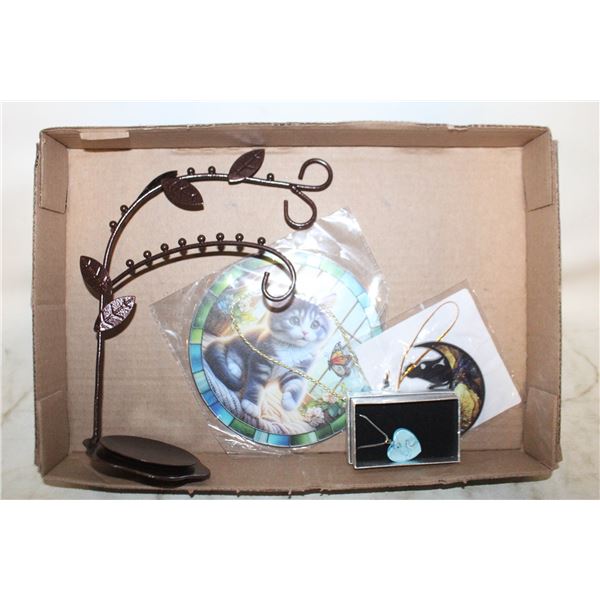 2 LIGHTCATCHERS, CAT NECKL. & JEWEL STAND