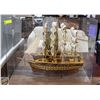 Image 1 : VINTAGE WOOD BOAT MODEL + OPEN TOP DISPLAY CASE