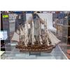Image 1 : VINTAGE WOOD BOAT MODEL + OPEN TOP DISPLAY CASE