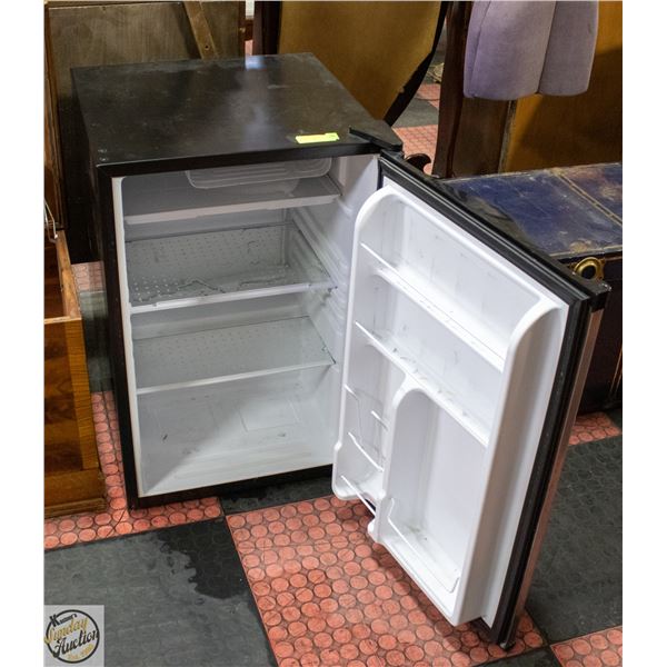 IGLOO FR462 MINI FRIDGE H-31" W-20.5" L-22"