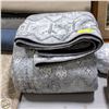 Image 1 : NEW RUGGABLE WASHABLE RUG COVER FLORAL - 2.5 X 7"