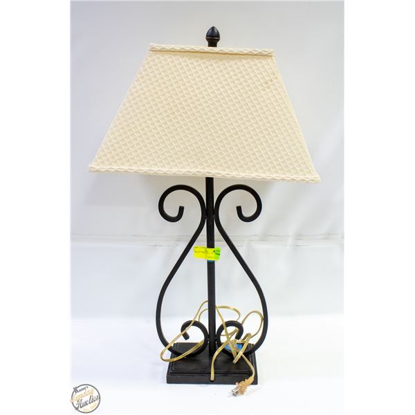 METAL TABLE LAMP H-28"