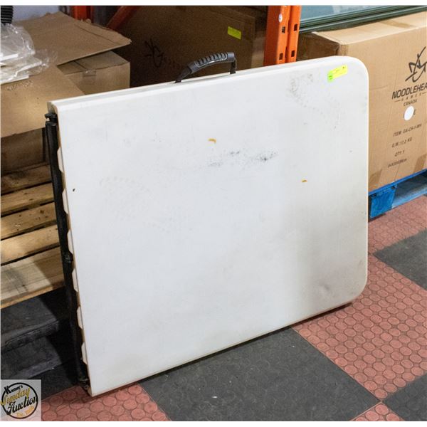 FOLDING TABLE