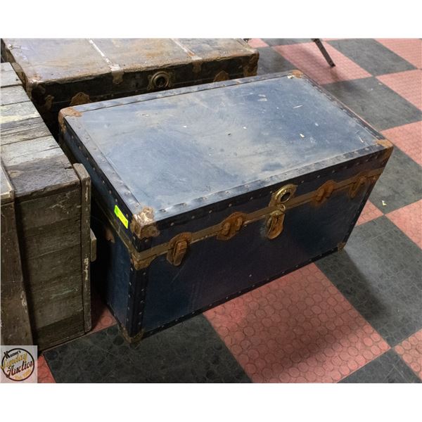 ANTIQUE METAL STEAMER TRUNK 19.5" X 21" X 38"
