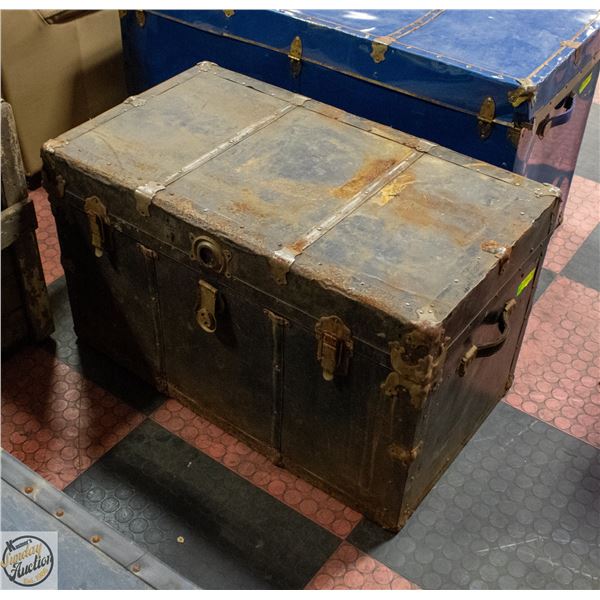 ANTIQUE METAL STEAMER TRUNK H-20" W-20" L-36"