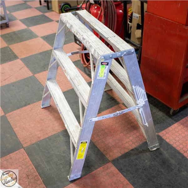 WERNER 3' TALL EXTRA WIDE 300LB STEP LADDER
