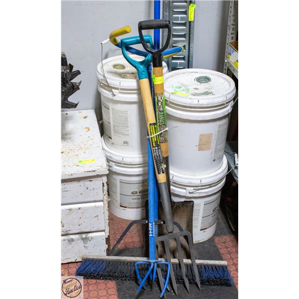 LOT OF GARDEN TOOLS