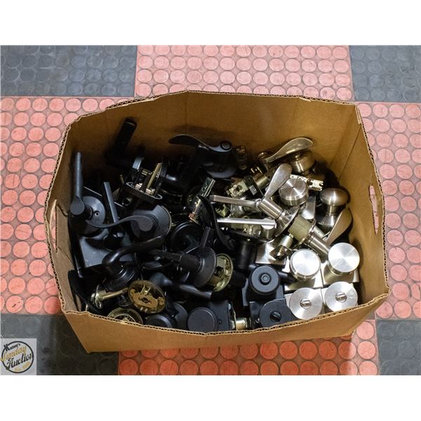 BOX OF DOOR KNOBS
