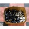 Image 1 : BOX OF DOOR KNOBS