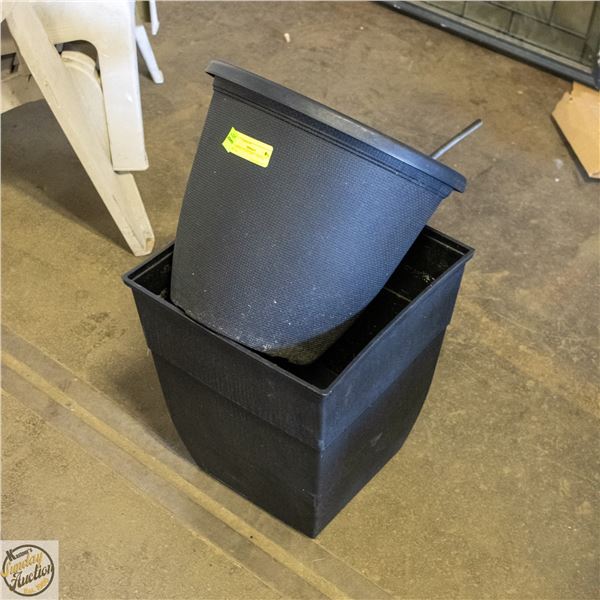 2 GARDEN PLANTERS + SMALL METAL