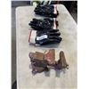 Image 1 : 3 NEW PAIRS RUBBER WORK GLOVES AND BENCH VICE