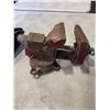 Image 2 : 3 NEW PAIRS RUBBER WORK GLOVES AND BENCH VICE