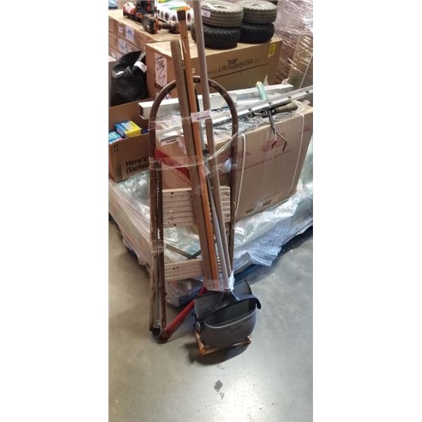 BUNDLE OF TOOLS AND STEP LADDER