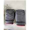 Image 2 : 2 BOXING GLOVES SETS AND NEW HANDWRAPS