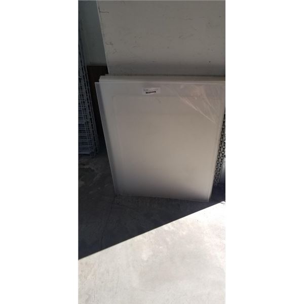 10 PIECES OF CLEAR PLEXI 24X30 INCH AND 4 ASSORTED SIZE PIECES