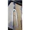 Image 2 : 4 NEW WHITE BIKE FORKS
