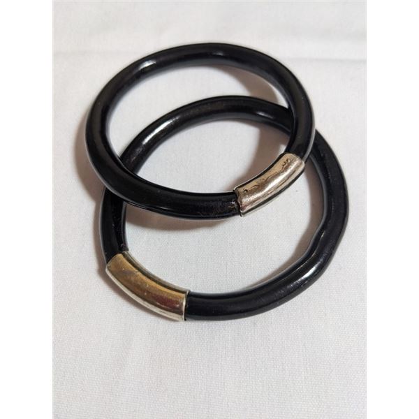 2 BLACK LAQUER WOOD W/ SILVER BANGLE