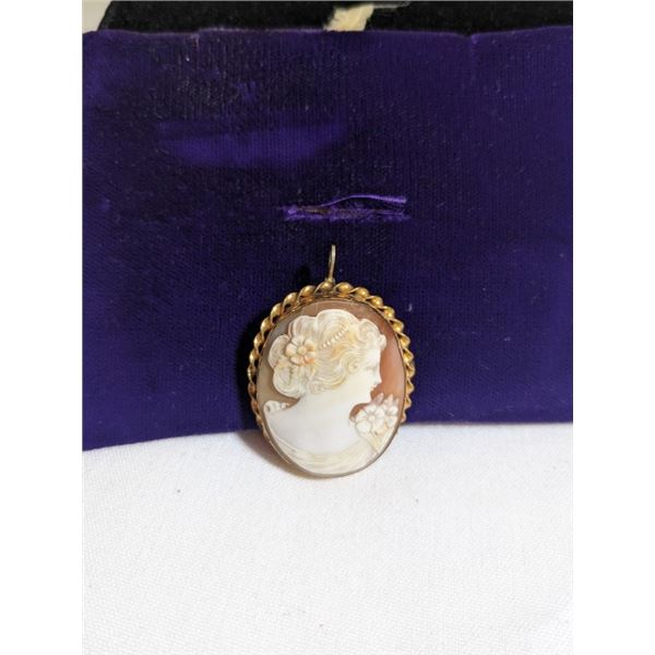 VINTAGE HAND CARVED SHELL CAMEO PENDAT 1.5" LENGTH 1 1/8TH WIDTH