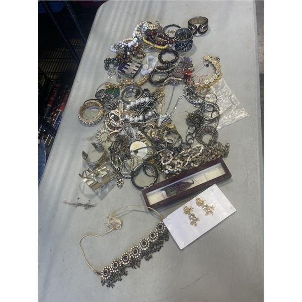 ASSORTED ESTATE JEWELLERY, COSTUME AND BRACELETS, NECKLACES ETC