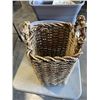 Image 2 : TOTE AND 2 BASKETS OF DECOR AND NEW CANDLES