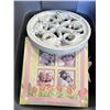 Image 4 : TOTE AND 2 BASKETS OF DECOR AND NEW CANDLES