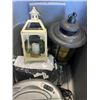 Image 5 : TOTE AND 2 BASKETS OF DECOR AND NEW CANDLES