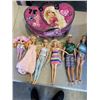 Image 4 : TOTE OF BARBIES AND 2 LARGE DOLLS