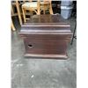 Image 4 : ANTIQUE OAK GRAMOPHONE CASE AND TILE TOP TABLE