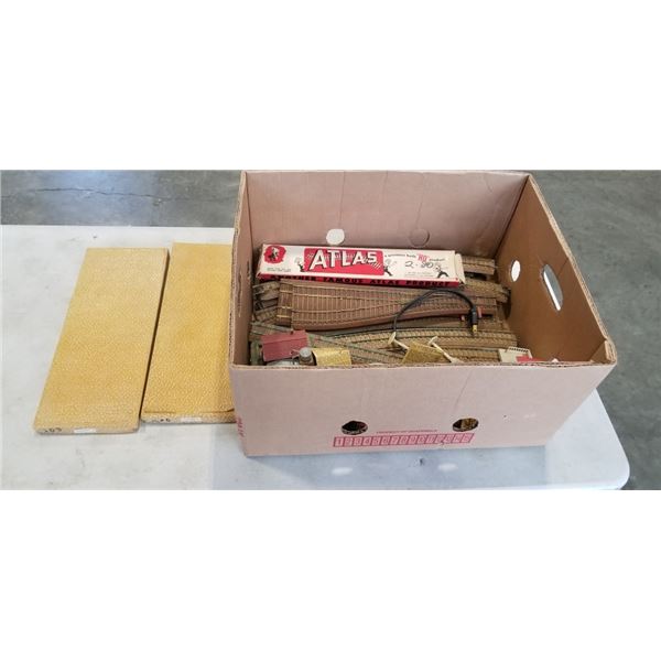 BOX OF ASSORTED VINTAGE COLLECTIBKLE TRAIN TRACK ACCESSORIES
