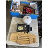 Image 1 : TRAY OF HOUSEHOLD DECOR
