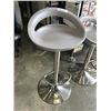 Image 3 : 3 GREY BARSTOOLS AND A IKEA END TABLE
