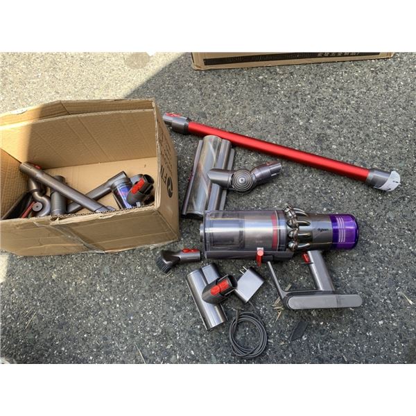 DYSON V11 ABSOLUTE EXTRA CORDLESS VACUUM  WITH CHARGER AND ACCESSORIES  WORKING