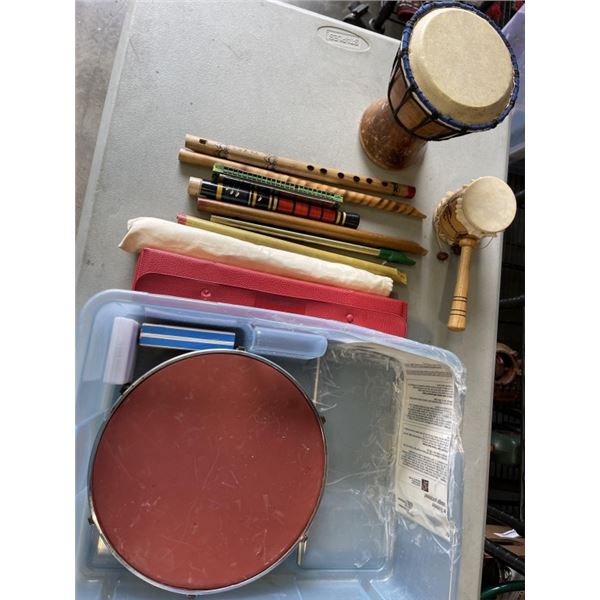 BOX OF VINTAGE MUSIC EQUIPTMENT