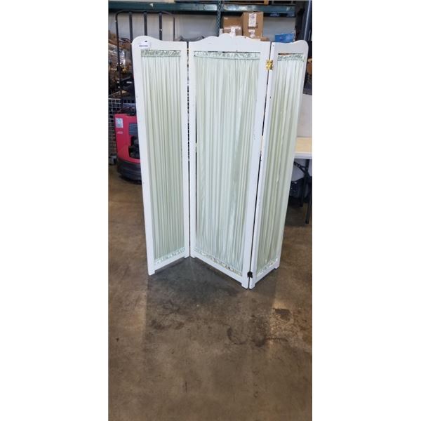 ROOM DIVIDER