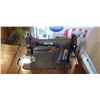 Image 3 : VINTAGE SEWING MACHINE IN TABLE