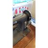 Image 5 : VINTAGE SEWING MACHINE IN TABLE