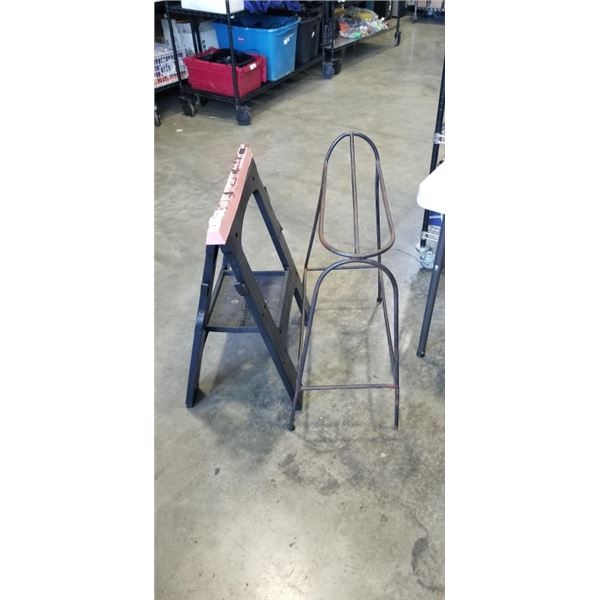 2 SADDLE RACKS