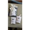 Image 2 : NIKE WATER BOTTLE AND 2 SETS OF KNEE PADS