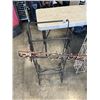 Image 2 : 2 METAL RACKS AND SIGN