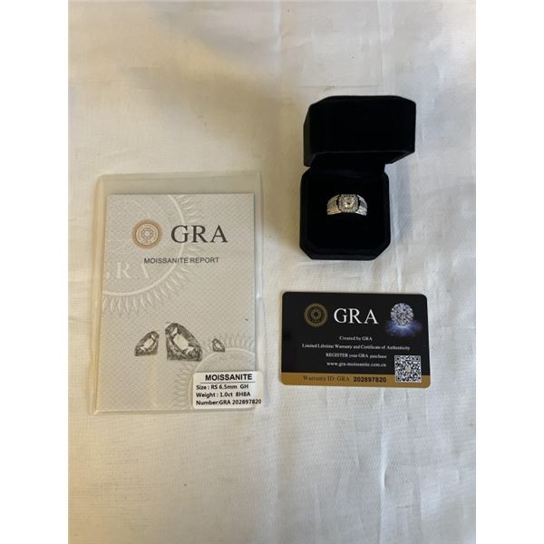 NEW S925 1.0CT MOISSANITE STONE MANS RING, RESIZEABLE, MOUNTED IN 925 STERLING SILVER W/ WHITE GOLD 
