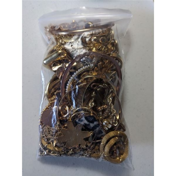 BAG W/ MISC GOLD TONE JEWELLRY, PARTS, BROKEN ITEMS