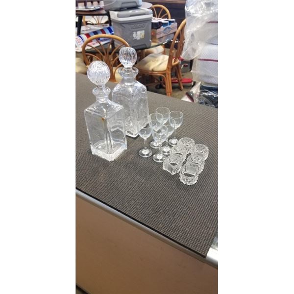 2 CRYSTAL DECANTERS, NAPKIN HOLDERS AND MINI GLASSES