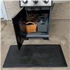 Image 6 : Broil King Baron Gas Grill with Side Shelves, Cover & Chef's Matt