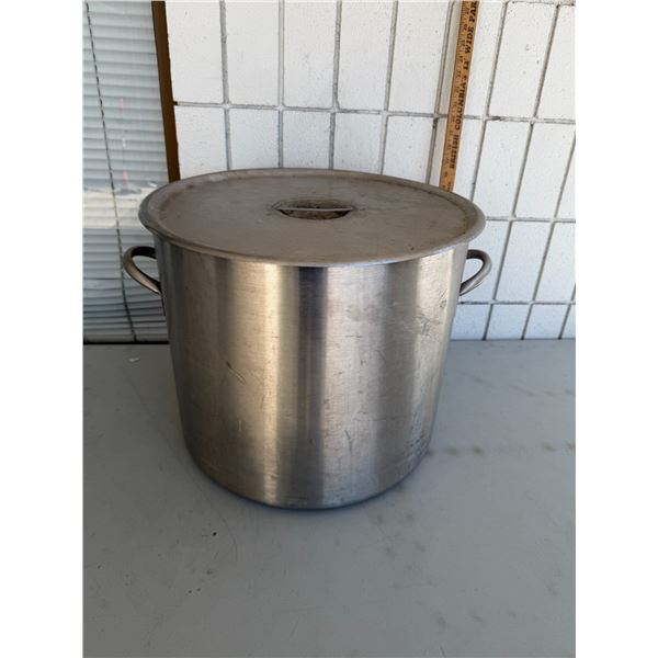 Large pot with lid and a smaller pot