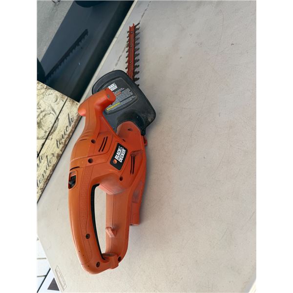 Racking Decker hedge trimmer 16 inch