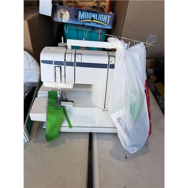 Husqvarna sewing machine, Viking husky Lock 905